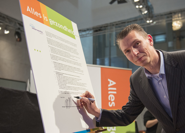 Michel Edelaar ondertekent document Vroege Interventie